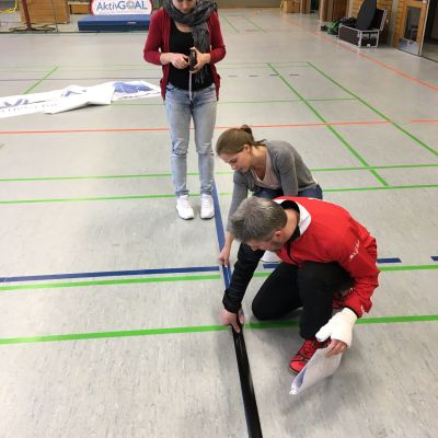 April 2017: Ana und Tanja beim ehrenamtlichen Einsatz. Das Spielfeld muss markiert werden.