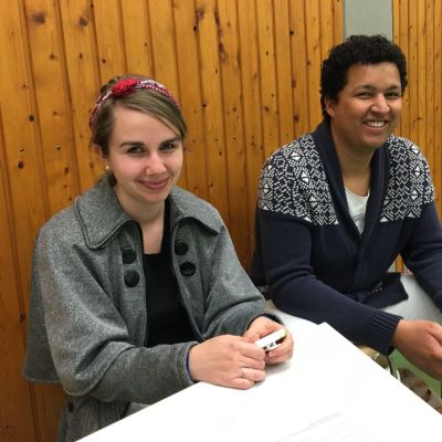 April 2017: Test für den Einsatz als Tischrichter beim 3. Goalball Bundesliga 2017 Spieltag. Lena und Joé bei der Regelkunde.