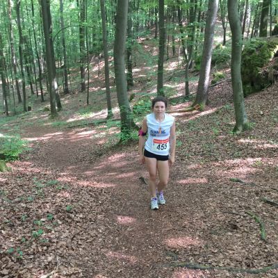 Frankenweg-Lauf 2015: Ana beim Aufstieg nach Leienfels.