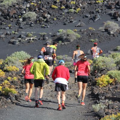 Herrliche Farbtupfer auf schwarzem Sand. Spanische Trailrunner bei der Streckenbegehung.