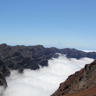 Jochen positioniert sich währenddessen, um auf über 2.400 m an die ankommenden Läufer zu fotografieren.