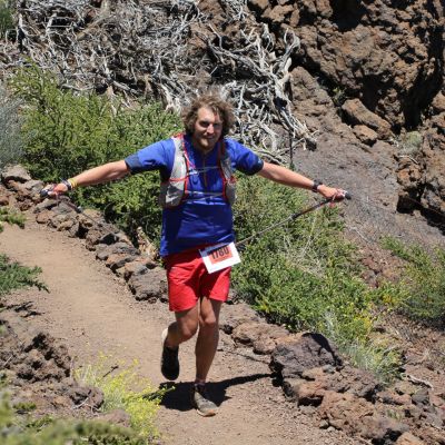 Es wird dieses Mal nicht sein Rennen. Lars (trailfieber​) reißt trotzdem die Arme nach oben, als er Jochen entdeckt.