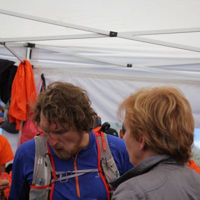 An der Verpflegungsstation aufbauende Worte von Margit für ihren Sohn Lars.