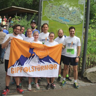 Die Gipfelst&uuml;rmer-Crew zeigt Flagge vor dem Start beim Tiergartenlauf N&uuml;rnberg​.