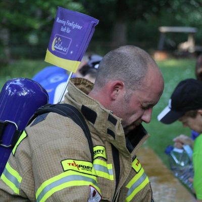 2017: PUH! Running Firefighter​ Holger atmet tief durch. Er läuft für LaLeLu e.V.​ ...
