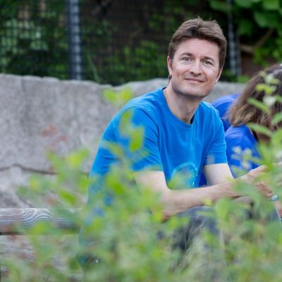 2017: Jochen schaut sich die Delphin-Show an.