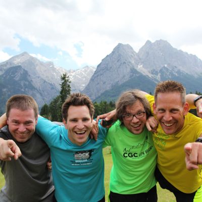In Grainau​ ziehen unsere vier Trailrunner dann erst einmal ihre Lauftrikots an und lockern die Beine.