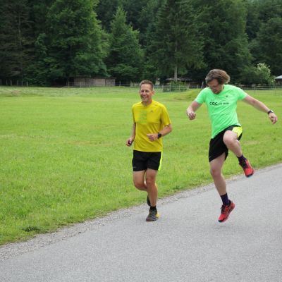 Mit seltsamen Sprung-Einlagen. Peter freut sich so sehr auf den ZUT, dass er plötzlich in die Luft springt.