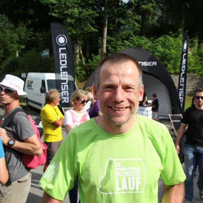 Plötzlich taucht Birger auf. Er hatte die Woche vor dem ZUT für Aufsehen gesorgt, da er aus Schwerin 800 km mit dem Fahrrad anreiste und über seine Tour regelmäßig twitterte. Er ging am Samstag auf die 101,60 km lange Ultratrail-Strecke.