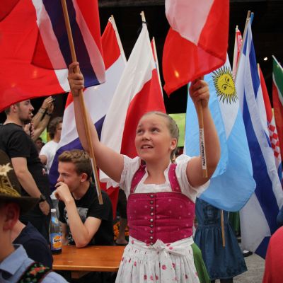Aber vorher trägt die Grainauer Jugend noch 51 Fahnen durch den Musikpavillon.