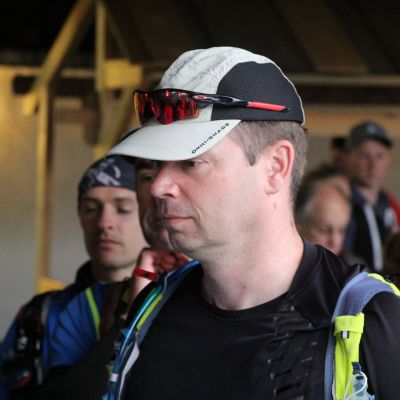 Thomas beim Ausrüstungs-Check. Er steht kurz vor seinem ersten echten Trailrun und vor seinem ersten 100 km Wettkampf. Die Spannung steigt.