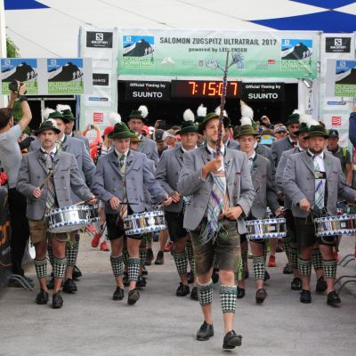 Um 07:15 Uhr macht es PENG! Neutralisierter Start. Die Musikkapelle schreitet voran.