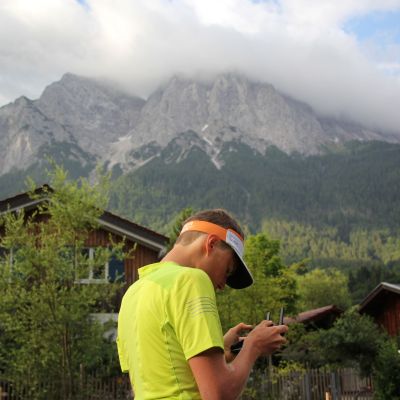 Trailrunner und Skibergsteiger David Wallmann​ fängt die emotionalen Momente am Start per Drohne ein.