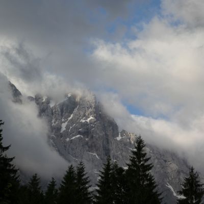 Supporter Jochen wartet nicht lange und verlegt seinen Standort an die erste Verpflegungsstation am Eibsee. Unterwegs zeigt sich DER Berg schon ganz kurz ...
