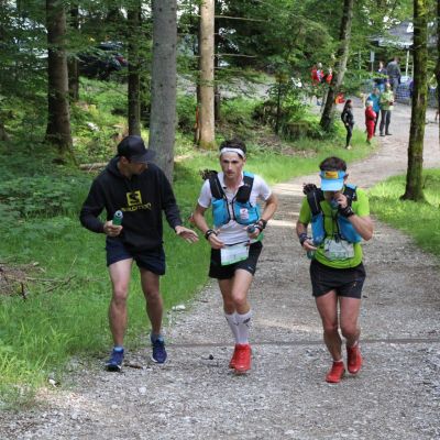 Nach 53 Minuten tauchen die ersten Läufer auf. Unter anderem auch Thomas Farbmacher​, der von seinem Bruder und seiner Freundin exzellent unterstützt wird. Tolles Team, extrem sympathisch. Es hat uns sehr gefreut, euch immer wieder zu treffen!