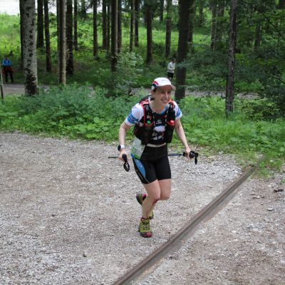 Nach einer Stunde und 7 Minuten kommt Basilia als 3. Frau am Eibsee vorbei. Basilia treffen wir seit dem Innsbruck Alpine Trailrun Festival​ 2016 immer wieder.