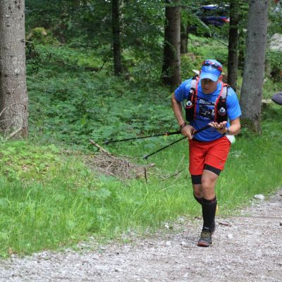 Nach einer Stunde und 10 Minuten taucht Stefan (TrailAway​) auf. Jetzt geht es steil bergauf. Stefan zieht die Stöcke raus.