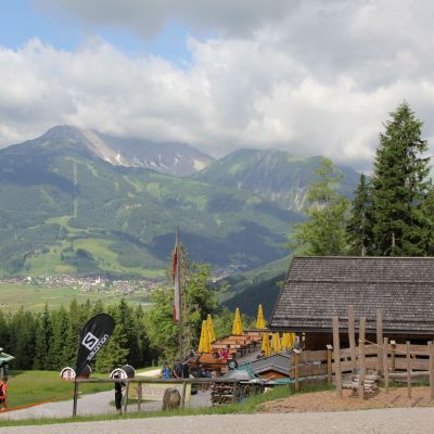 Jochen positioniert sich derweil an der Gamsalm Ehrwald​. Im Hintergrund der Grubigstein​.