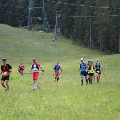 Da kommt er. Zur Gamsalm Ehrwald​ geht es eine Skipiste hinunter.
