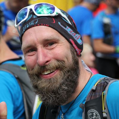 Das Feld ist bei V2 noch dicht zusammen. Christoph kommt kurz nach Bart an der Gamsalm Ehrwald​ an.