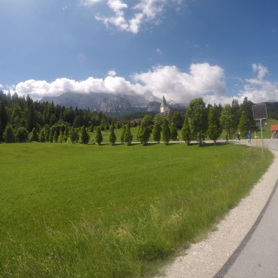 Peter passiert Schloss Elmau bei herrlichem Wetter.