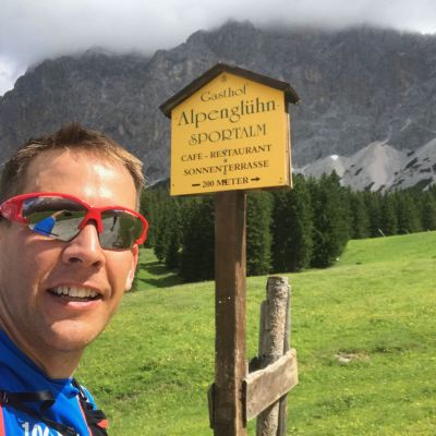 Hinauf geht es über die Ehrwalder Alm​ zur Pestkapelle (V3).