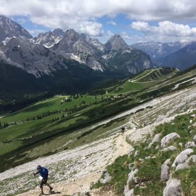 Vorbei an der Pestkapelle (V3) führt der Trail über die Hochfeldernalm​  zum Feldernjöchl und dann hinab zur Hämmermoosalm​ (V4) im Gaistal, das Ehrwald mit Leutasch verbindet.
