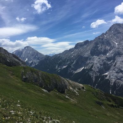 Vorbei an der Pestkapelle (V3) führt der Trail über die Hochfeldernalm​  zum Feldernjöchl und dann hinab zur Hämmermoosalm​ (V4) im Gaistal, das Ehrwald mit Leutasch verbindet.