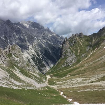 Vorbei an der Pestkapelle (V3) führt der Trail über die Hochfeldernalm​  zum Feldernjöchl und dann hinab zur Hämmermoosalm​ (V4) im Gaistal, das Ehrwald mit Leutasch verbindet.