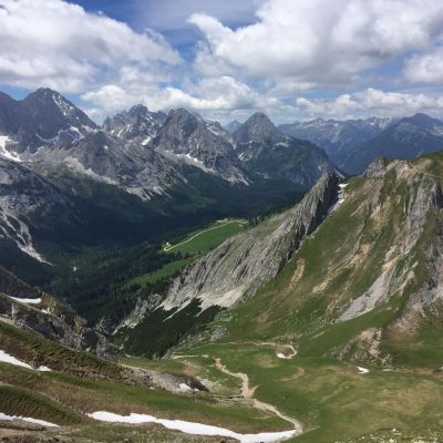 Vorbei an der Pestkapelle (V3) führt der Trail über die Hochfeldernalm​  zum Feldernjöchl und dann hinab zur Hämmermoosalm​ (V4) im Gaistal, das Ehrwald mit Leutasch verbindet.