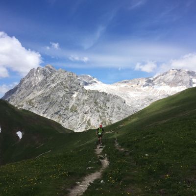 Vorbei an der Pestkapelle (V3) führt der Trail über die Hochfeldernalm​ zum Feldernjöchl und dann hinab zur Hämmermoosalm​ (V4) im Gaistal, das Ehrwald mit Leutasch verbindet.