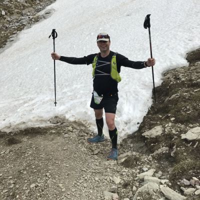 Die Strecke ist fast schneefrei. Thomas freut sich über eine kleine Schnee-Passage ;-)
