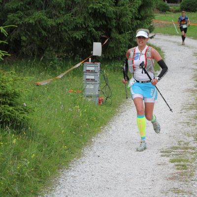 Verena ist Bart immer noch auf den Fersen.