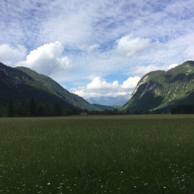 Auf einem relativ flachen Stück geht es nach V5 entlang an der Leutascher Ache immer in Richtung Mittenwald.