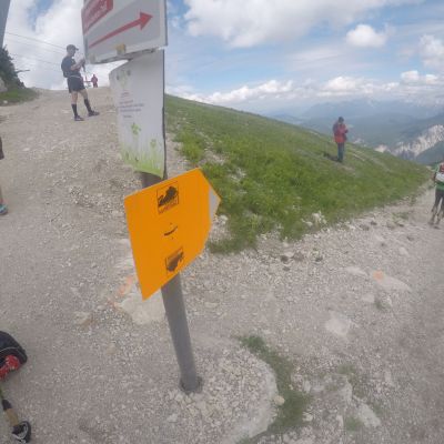 Peter sieht die Gegend noch bei Tageslicht. Stefan und Bart werden hier bei absoluter Dunkelheit laufen.