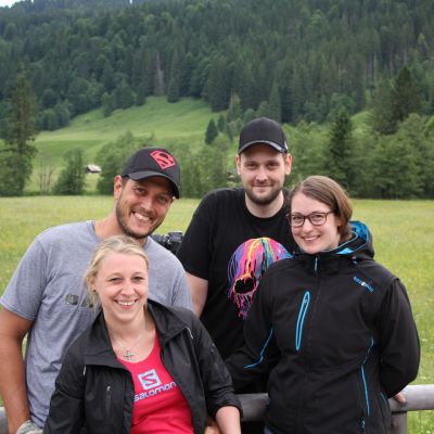 Herzliches Wiedersehen in Elmau. Das Streckenposten-Team kennen wir schon aus 2016 ... Die Mädels und Jungs sind mit ganz viel Spaß bei der Sache. TOLL!