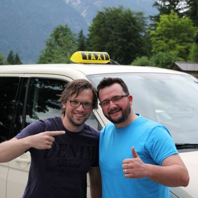 Frisch geduscht schlüpft Peter ab 20 Uhr in die Supporter-Rolle. Gökhan bringt ihn zur Talstation der Kreuzeckbahn. Mit Jochen geht es dann hinauf zu V9/V10.