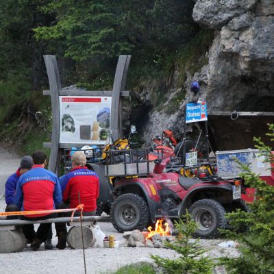 Die Bergwacht Grainau​ richtet sich auf eine lange Nacht ein. Das Feuer brennt schon. Ganz großes Kompliment, MEGA-Job!