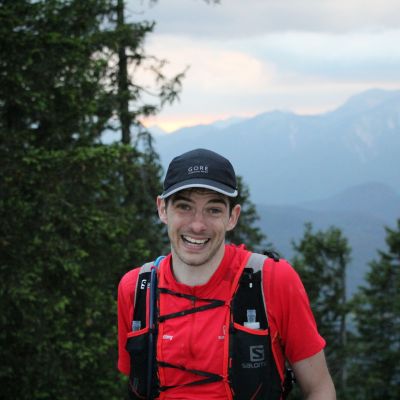 Er hat noch Zeit für ein Foto. Nach 13:15.17,8 Stunden überquert er die Ziellinie. Gratulation!