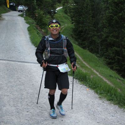 Da taucht Katsuhisa auf. Er lacht einfach IMMER!