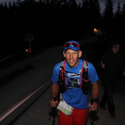 Als Stefan an V9 ankommt, ist es gerade dunkel geworden.
