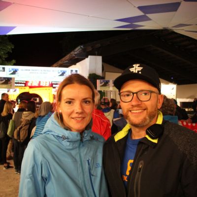 Peter und Jochen verlegen daraufhin ihren Standort ins Ziel nach Grainau. Dort treffen sie auf Kerstin und ihren Freund, die als Helfer beim ZUT arbeiten. Die erste Begegnung mit unseren Trailrunnern hatten die beiden beim Alpen X 100, als sie als Helfer eine Verpflegungsstation betreuten.