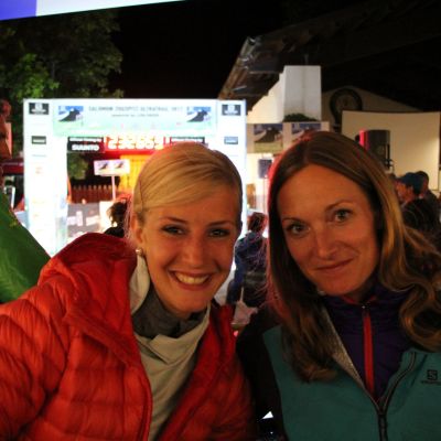 Im Ziel warten auch unsere Trail-Freundin Juliane (Asics Frontrunner) und Julia (Plan B).