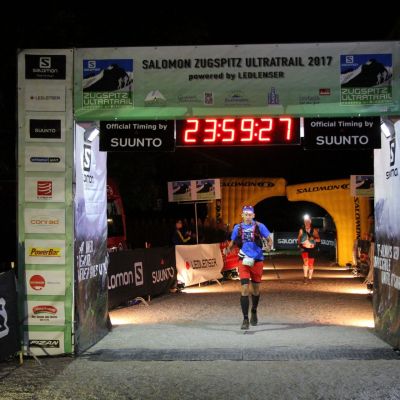 WAHNSINN! Stefan überquert die Ziellinie nach 16:42 Stunden auf Platz 51 (AK 16).