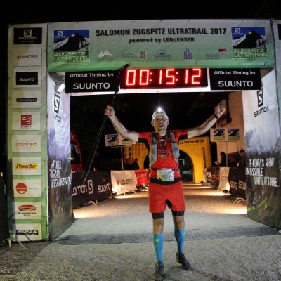 Birger kommt kurz nach Stefan ins Ziel und schafft nach BIKE2ZUT auch den Ultratrail. Absolut verrückt!