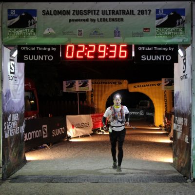 Um 2:29 kommt unser fliegender Holländer an. Bart landete mit einer Zeit von 19:12 auf Platz 136 (AK 69). Sein erstes 100 km Rennen wird ein Erfolg.
