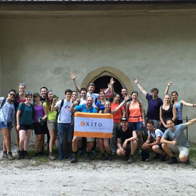 Team-Foto vor der Kapelle des heiligen Mauritius auf dem Moritzberg.