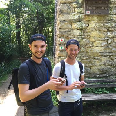 Die Pok&eacute;mon-J&auml;ger Lukas und Christoph erobern die Arena auf dem Moritzberg. 