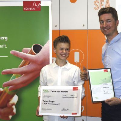 Juli 2017: Unser Jochen zeichnet im Namen der Förderinitiative "Team Nürnberg" den Sportler des Monats Juni aus und verleiht das von exito zur Verfügung gestellte Preisgeld in Höhe von 500 Euro. Die Auszeichnung erhielt der 15-jährige sehbehinderte Schwimmer Taliso Engel vom 1. FCN Schwimmen.