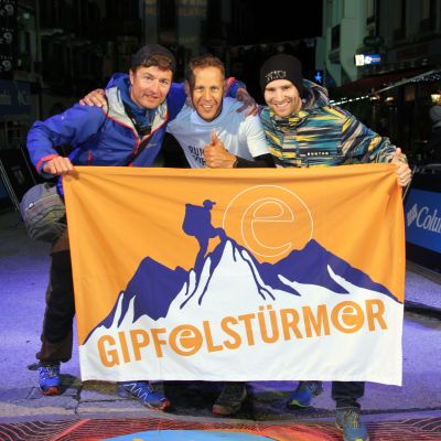 Stefan ist UTMB-Finisher 2017! Das Abenteuer der Superlative hatte seinen H&ouml;hepunkt um 2:58 Uhr nachts mit dem Zieleinlauf von Stefan in Chamonix. Unser Ultra-Trailrunner &uuml;berquerte die Ziellinie &uuml;bergl&uuml;cklich auf Platz 235 (AK 73) von 2.537 Startern und wurde damit 3.-bester Deutscher. Davor lagen 32 harte Stunden ;-)